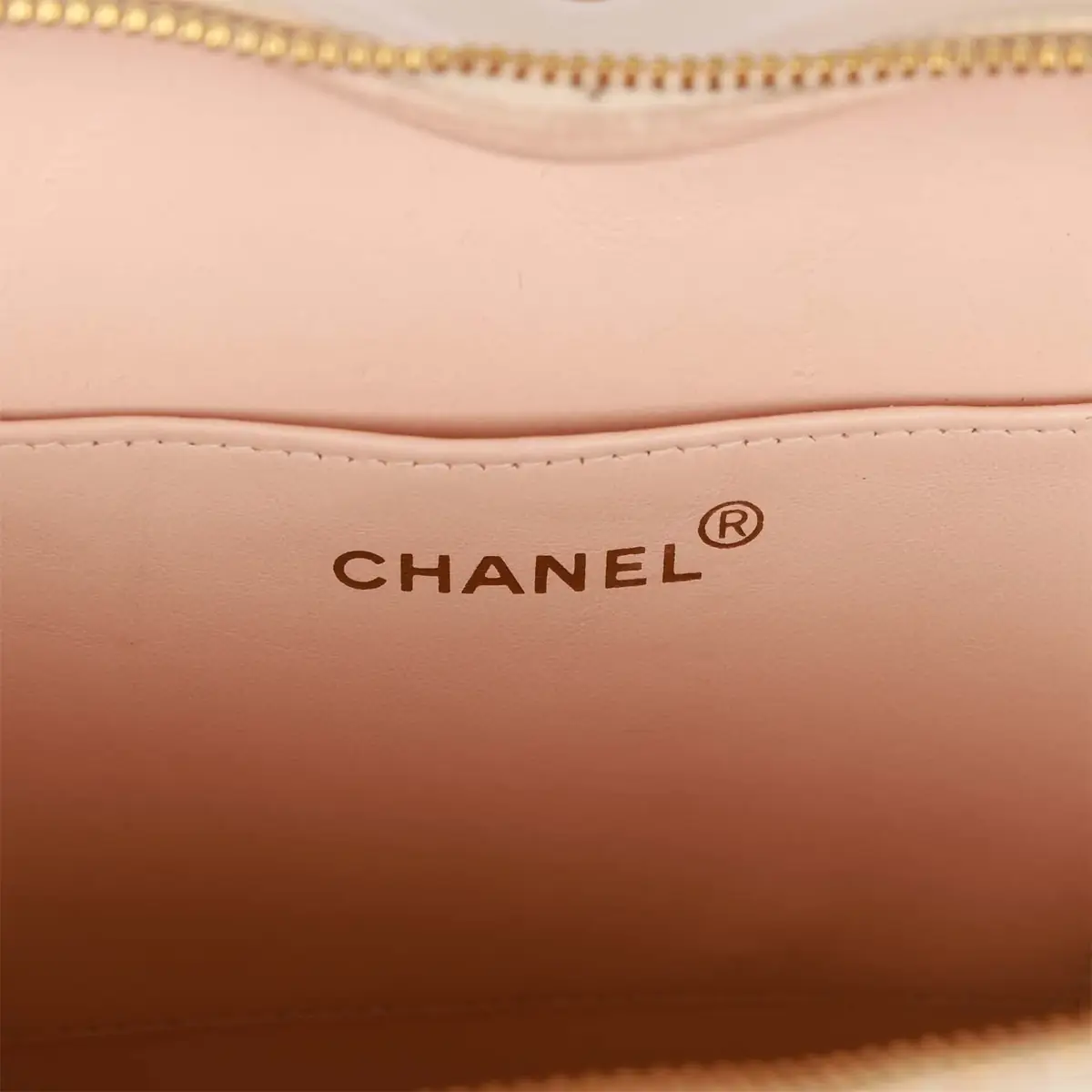 Chanel Vintage Chanel Heart Vanity Bag Beige and Black Patent Antique Gold Hardware | Thumbnail 8 Chanel Vintage Chanel Heart Vanity Bag Beige and Black Patent Antique Gold Hardware | Thumbnail 8