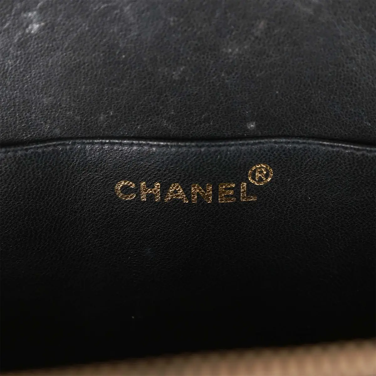 Chanel Vintage Chanel Round Vanity Bag Black and White Patent Leather Antique Gold Hardware | Thumbnail 9 Chanel Vintage Chanel Round Vanity Bag Black and White Patent Leather Antique Gold Hardware | Thumbnail 9