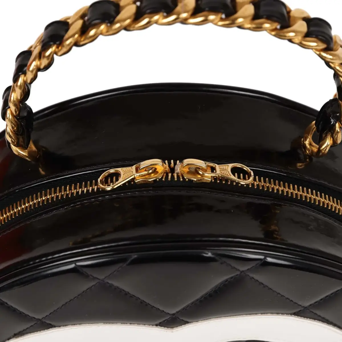 Chanel Vintage Chanel Round Vanity Bag Black and White Patent Leather Antique Gold Hardware | Thumbnail 6 Chanel Vintage Chanel Round Vanity Bag Black and White Patent Leather Antique Gold Hardware | Thumbnail 6