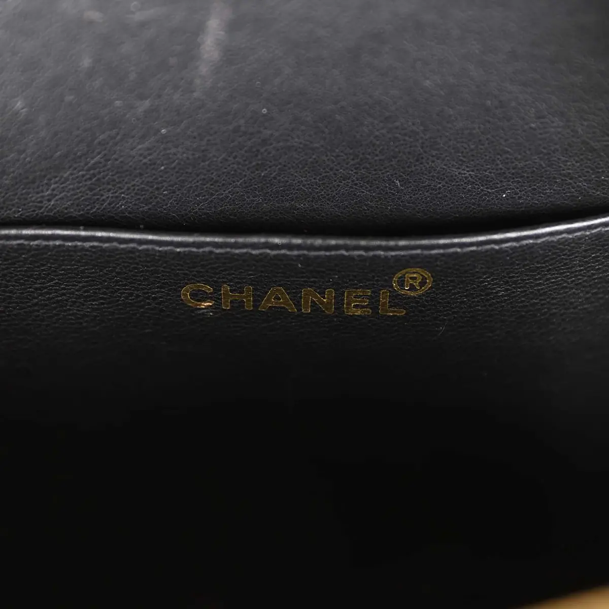 Chanel Vintage Chanel Round Vanity Bag Black and White Patent Leather Antique Gold Hardware | Thumbnail 9 Chanel Vintage Chanel Round Vanity Bag Black and White Patent Leather Antique Gold Hardware | Thumbnail 9