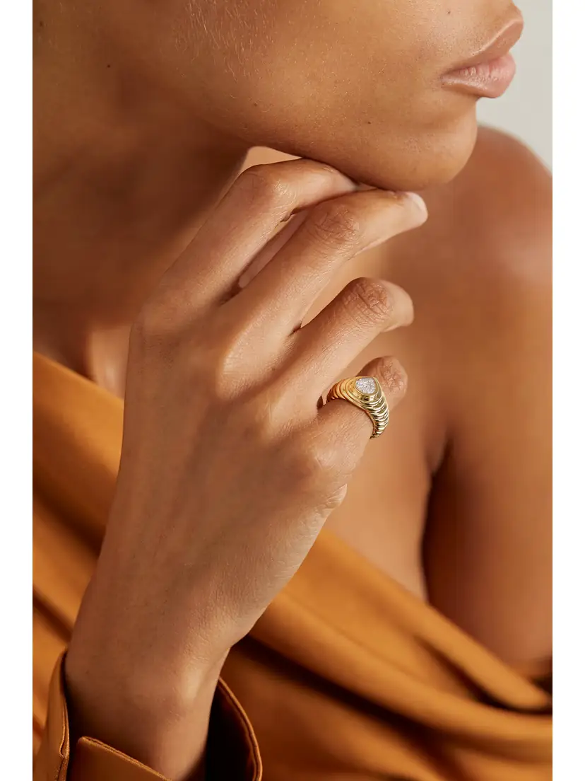 Yvonne Léon Mini 9-karat Gold Diamond Signet Ring | Thumbnail 2 Yvonne Léon Mini 9-karat Gold Diamond Signet Ring | Thumbnail 2