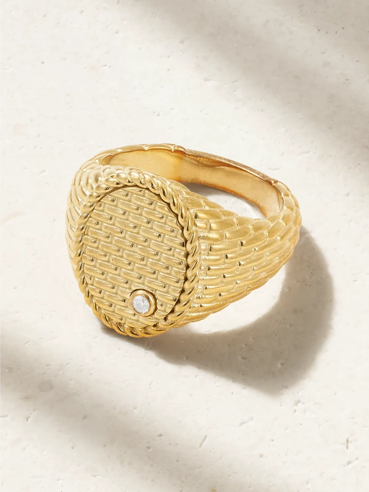 Yvonne Léon Chevaliere Ovale Cannage 9-karat Gold Diamond Signet Ring