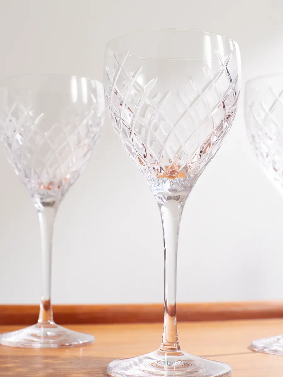 Soho Home Barwell Set of Four Crystal Red Wine Glasses - Men | Thumbnail 3 Soho Home Barwell Set of Four Crystal Red Wine Glasses - Men | Thumbnail 3
