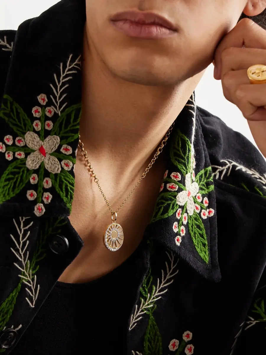 Foundrae Balance 18-Karat Gold Diamond Pendant - Men | Thumbnail 4 Foundrae Balance 18-Karat Gold Diamond Pendant - Men | Thumbnail 4