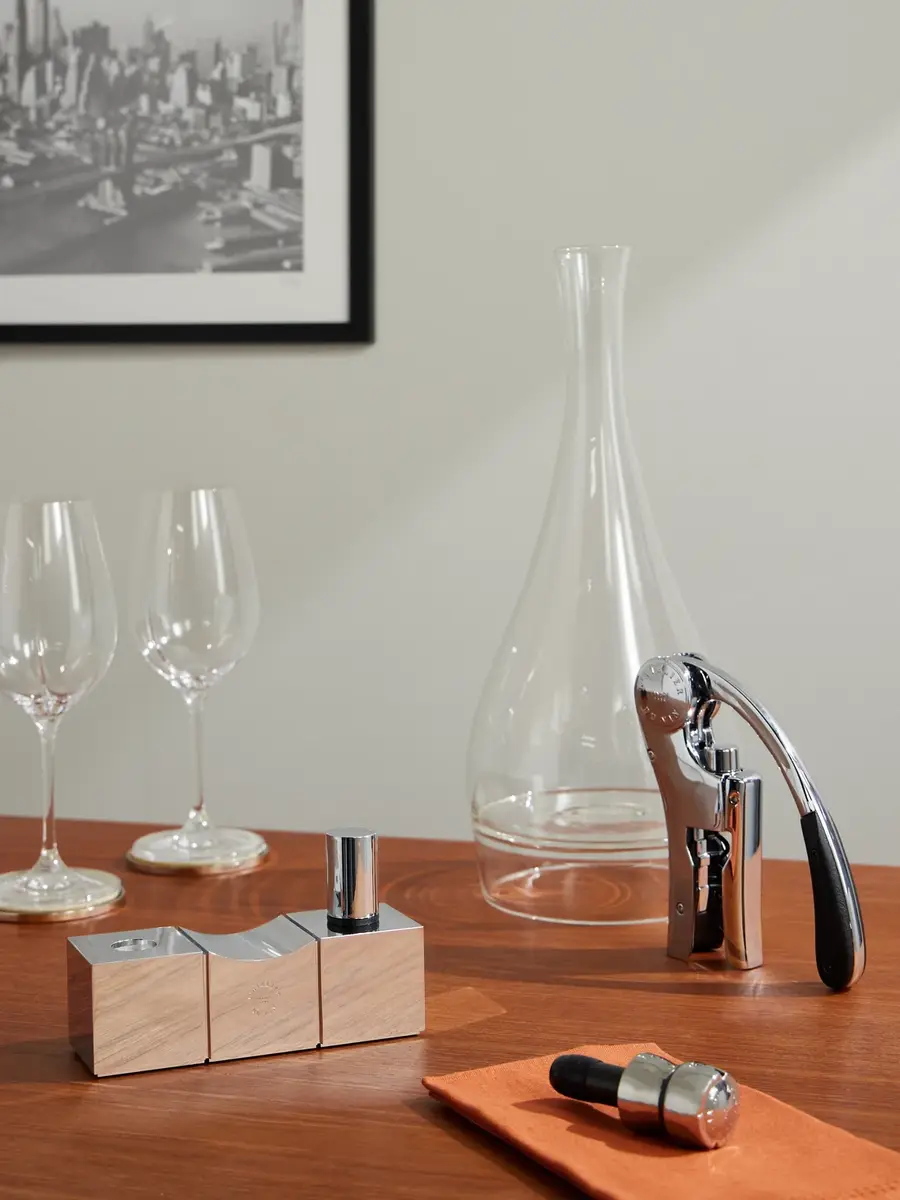 L'Atelier Du Vin Bouchons Millésimés Set of Two Engraved Silver-Tone Wine Stoppers - Men | Thumbnail 2 L'Atelier Du Vin Bouchons Millésimés Set of Two Engraved Silver-Tone Wine Stoppers - Men | Thumbnail 2