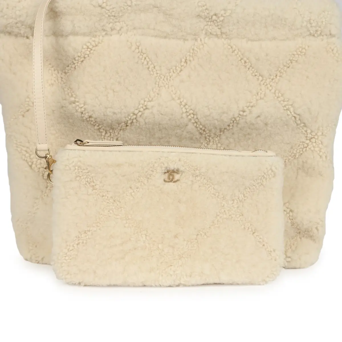 Chanel Chanel Small 22 Bag Ecru Shearling Brushed Gold Hardware | Thumbnail 8