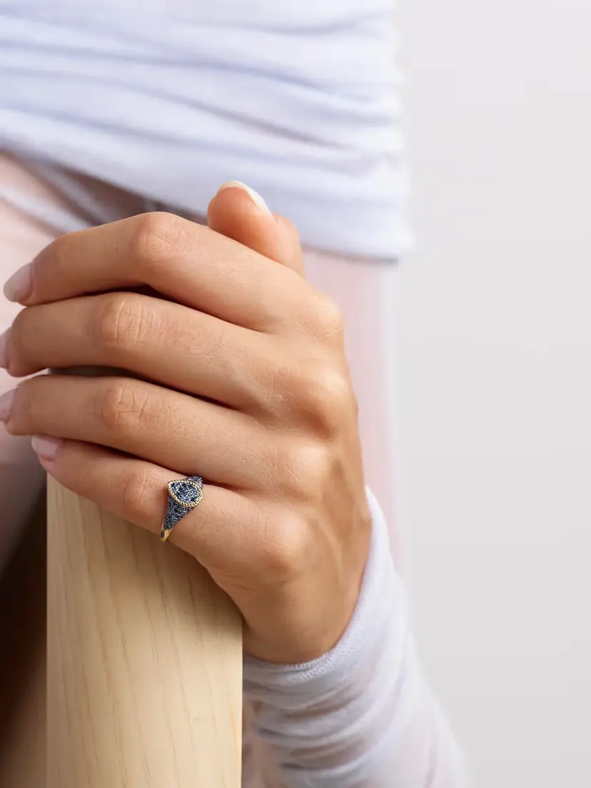 Yvonne Léon Baby Chevalière 9-karat Gold Sapphire Signet Ring | Thumbnail 2 Yvonne Léon Baby Chevalière 9-karat Gold Sapphire Signet Ring | Thumbnail 2