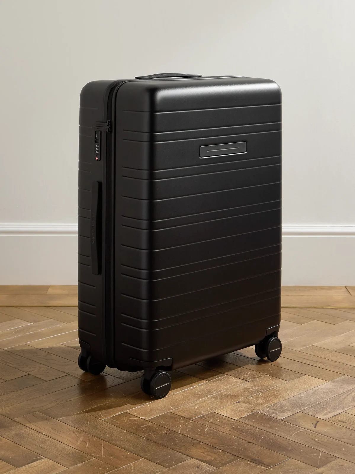 H7 Essential Hardshell Check-In Suitcase - Men
