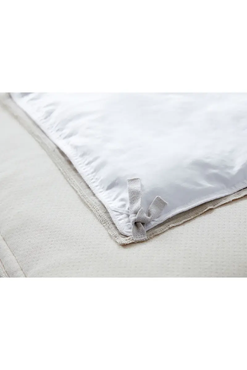 Parachute Midweight Down Alternative Duvet Insert | Thumbnail 3
