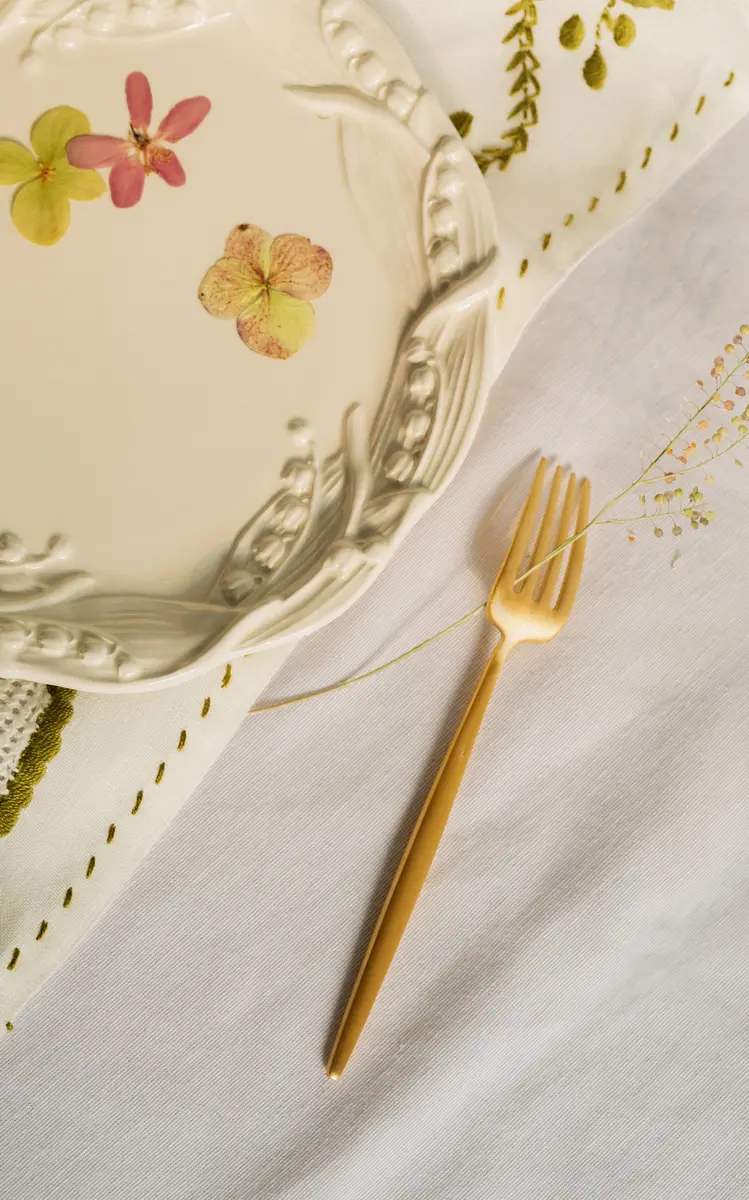 Moda Domus Set of 6 Lily of the Valley Ceramic Dinner Plates | Thumbnail 2 Moda Domus Set of 6 Lily of the Valley Ceramic Dinner Plates | Thumbnail 2