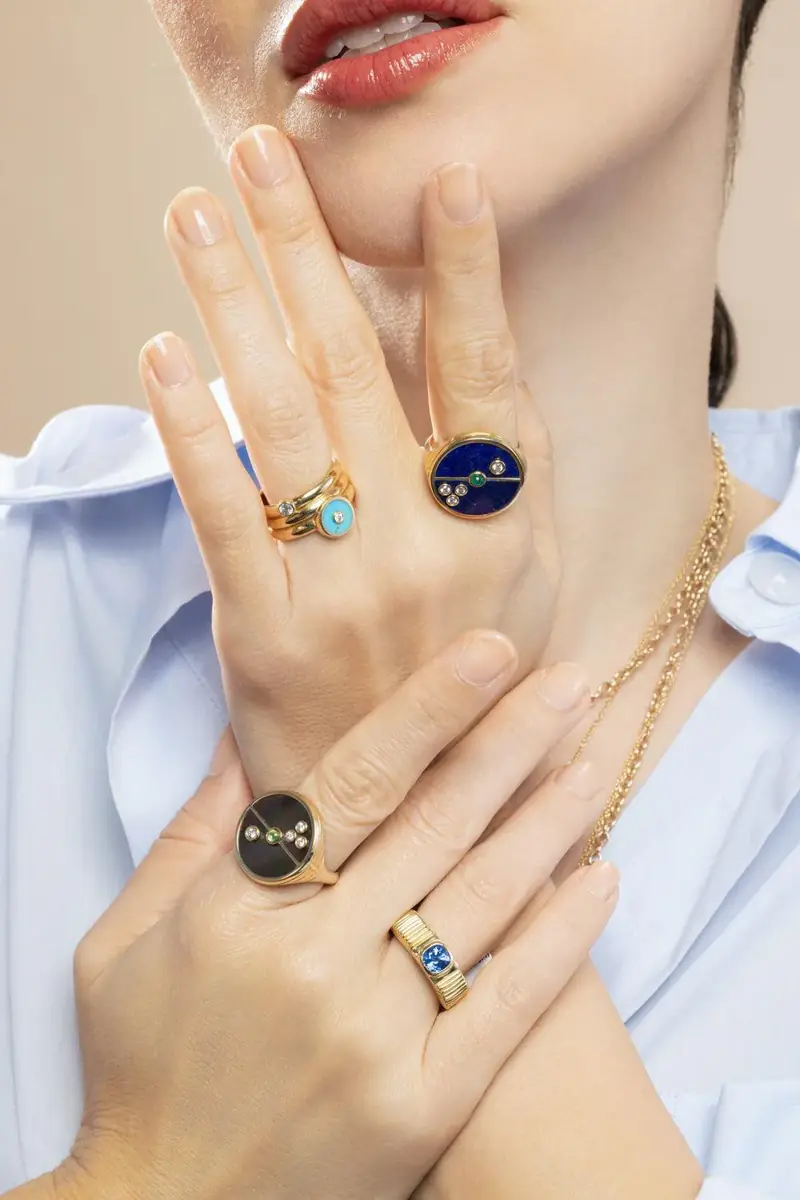 Retrouvaí Blue Sapphire Sapphire Pleated Band Ring | Thumbnail 2