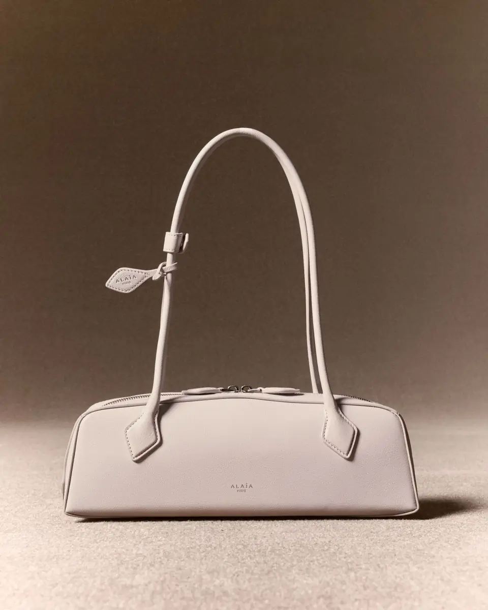 Alaïa Le Teckel Medium Shoulder Bag in Goatskin | Thumbnail 4 Alaïa Le Teckel Medium Shoulder Bag in Goatskin | Thumbnail 4