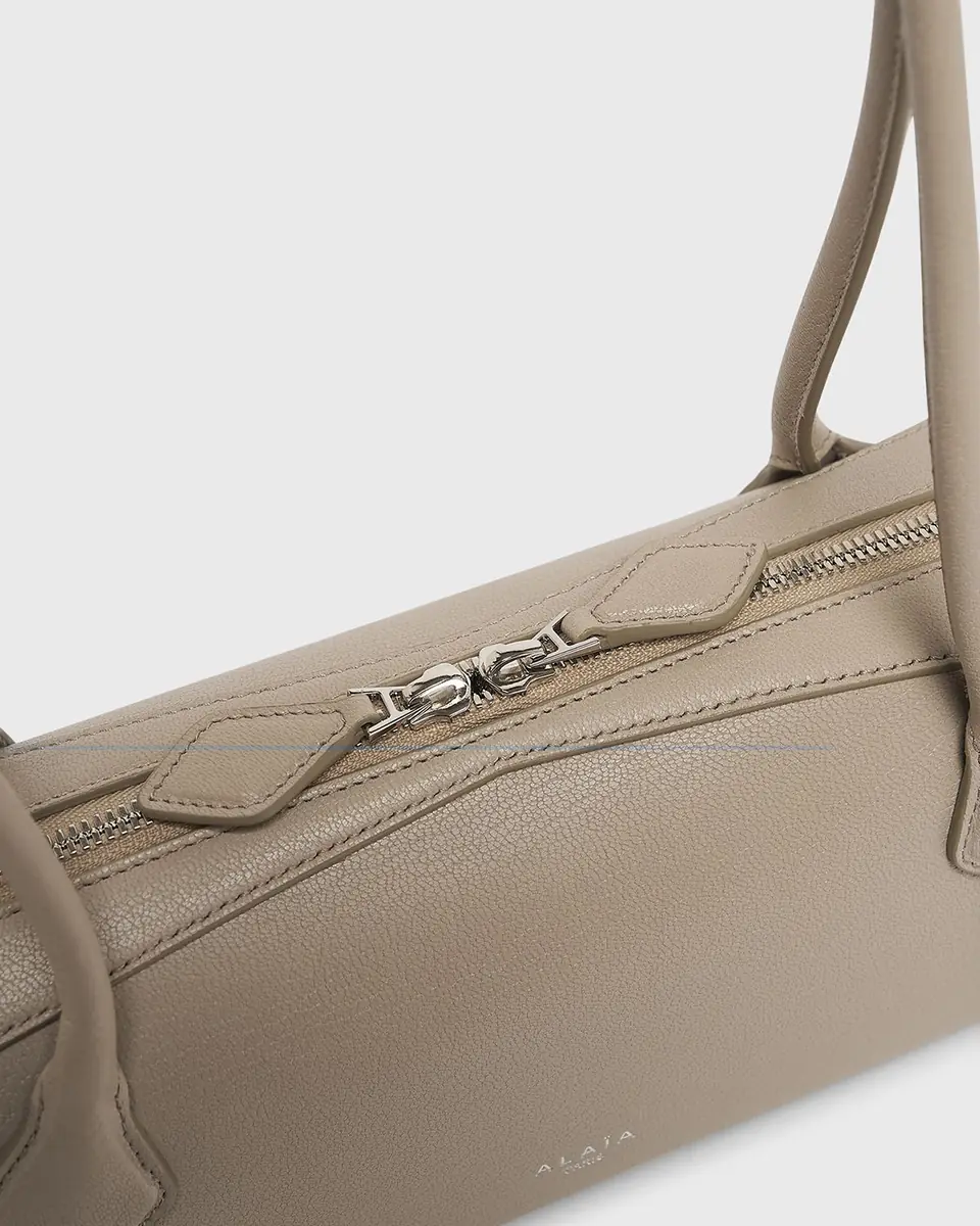 Alaïa Le Teckel Medium Shoulder Bag in Goatskin | Thumbnail 6 Alaïa Le Teckel Medium Shoulder Bag in Goatskin | Thumbnail 6
