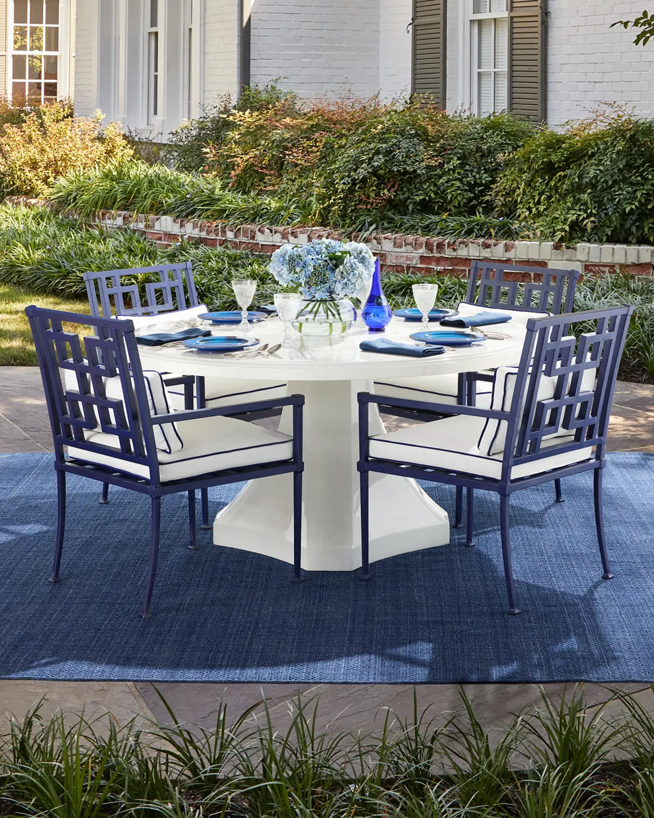 Exclusive Round Outdoor Pedestal Dining Table, Glossy White