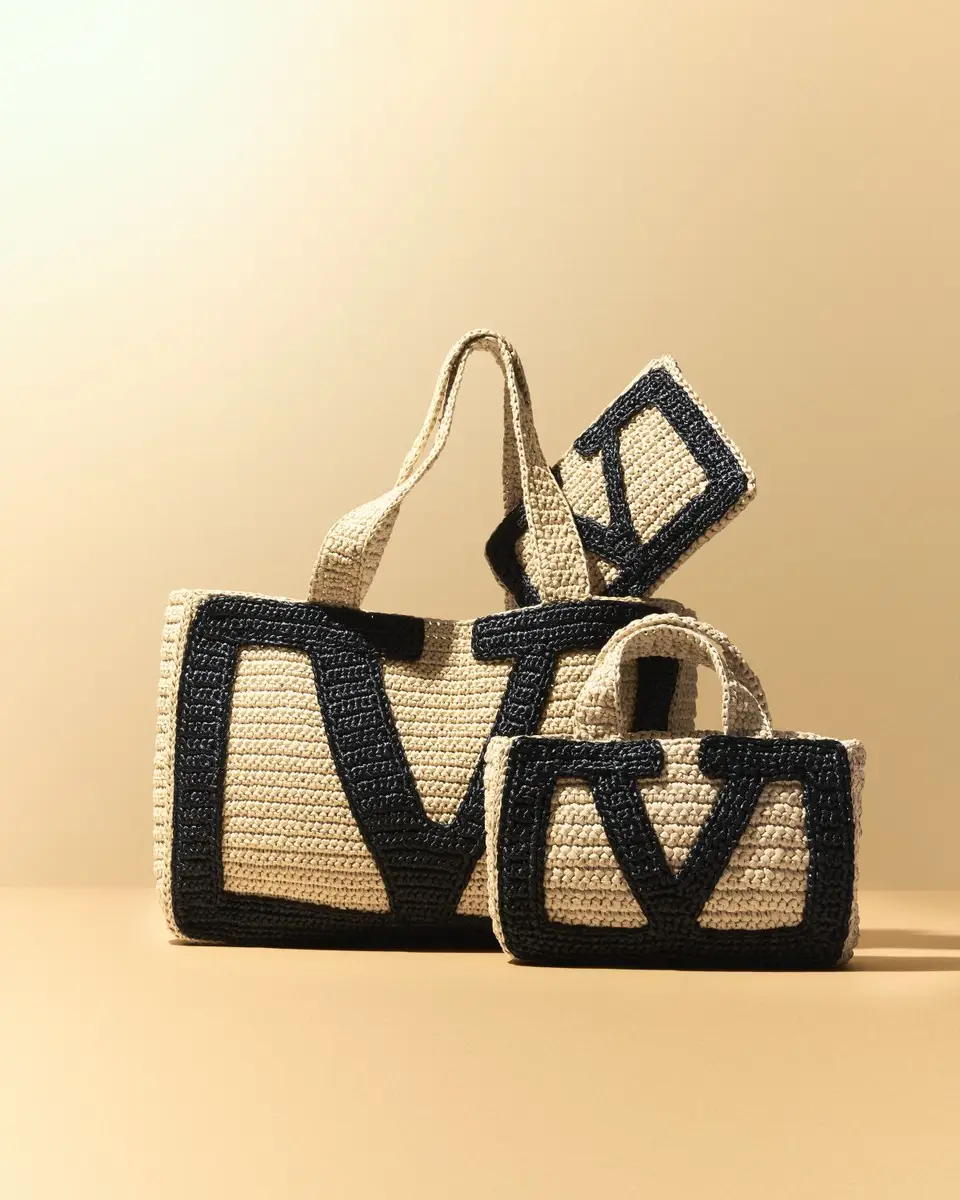 Valentino Garavani Viva Superstar VLOGO Crochet Clutch Bag | Thumbnail 4