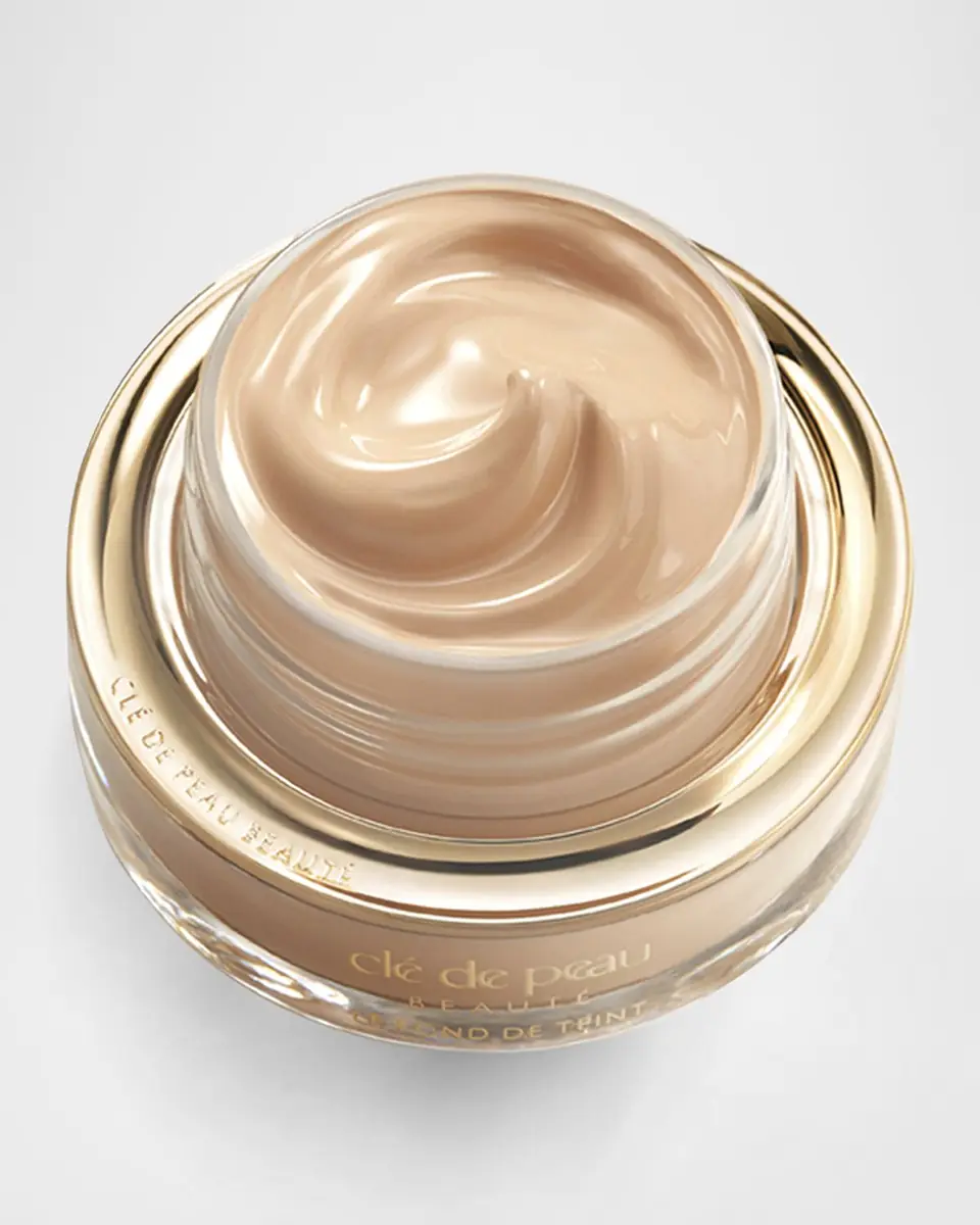 CLÉ DE PEAU BEAUTÉ The Foundation, SPF 22, 1 oz. | Thumbnail 4 CLÉ DE PEAU BEAUTÉ The Foundation, SPF 22, 1 oz. | Thumbnail 4