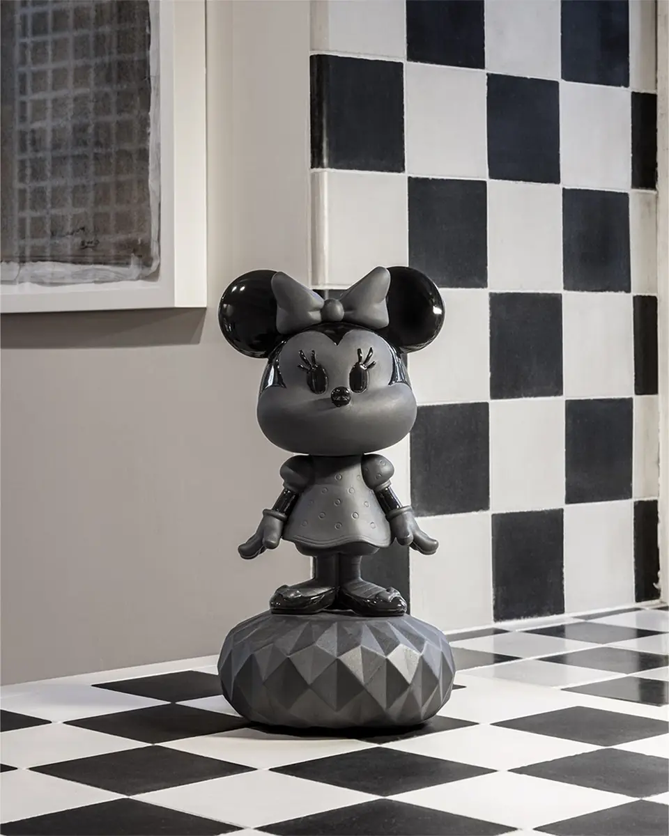 Lladro Minnie Total Black Sculpture | Thumbnail 5