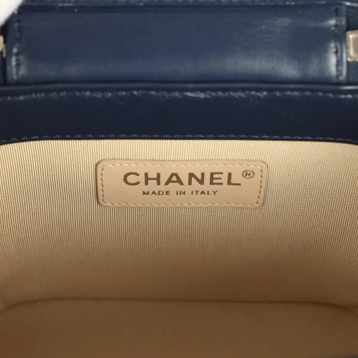 Chanel Pre-owned Chanel Small Top Handle Vanity Case Beige Raffia and Navy Calfskin Silver Hardware | Thumbnail 9 Chanel Pre-owned Chanel Small Top Handle Vanity Case Beige Raffia and Navy Calfskin Silver Hardware | Thumbnail 9