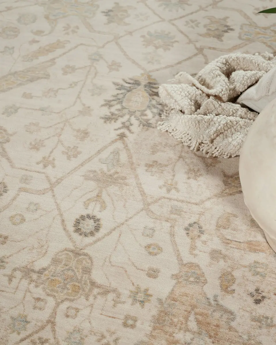 Exquisite Rugs Artisan Power-Loomed Ivory Rug | Thumbnail 3