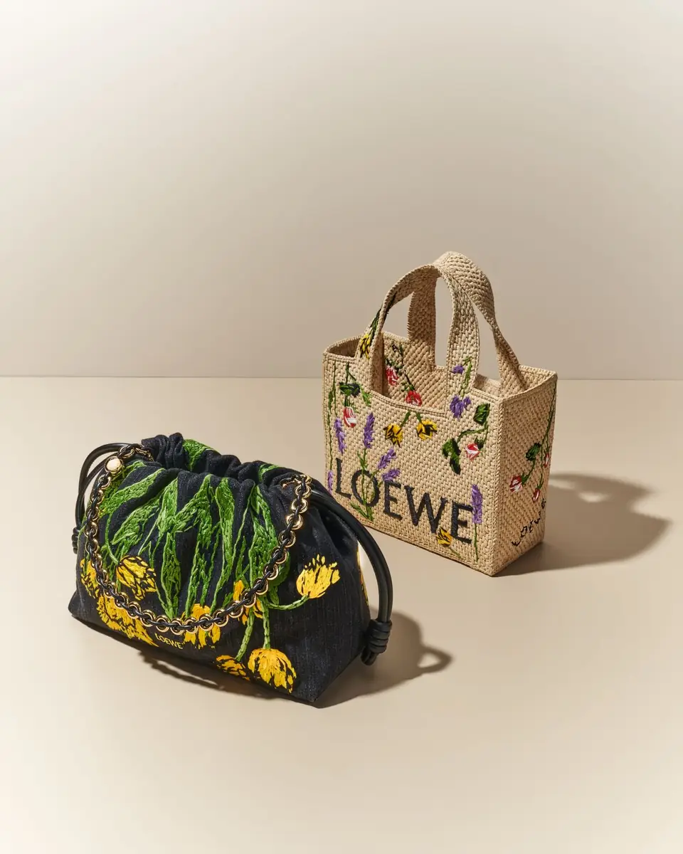 Loewe x Paula's Ibiza Small Flower Tote Bag in Raffia | Thumbnail 4 Loewe x Paula's Ibiza Small Flower Tote Bag in Raffia | Thumbnail 4
