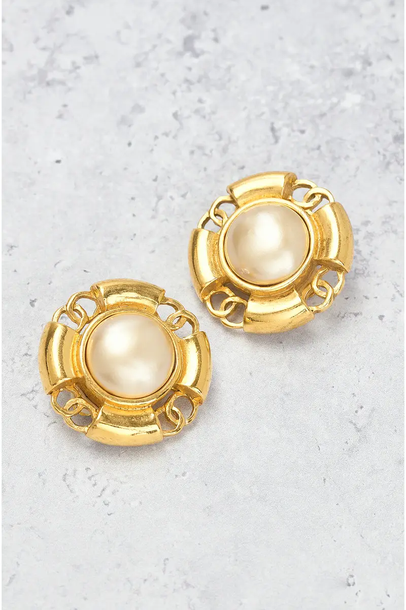 Chanel Chanel Coco Mark Pearl Clip-On Earrings | Thumbnail 5 Chanel Chanel Coco Mark Pearl Clip-On Earrings | Thumbnail 5