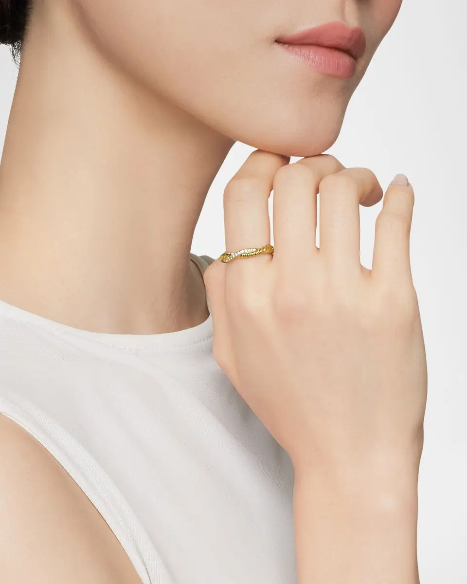 David Yurman Petite Infinity Band Ring with Diamonds in 18K Gold | Thumbnail 6