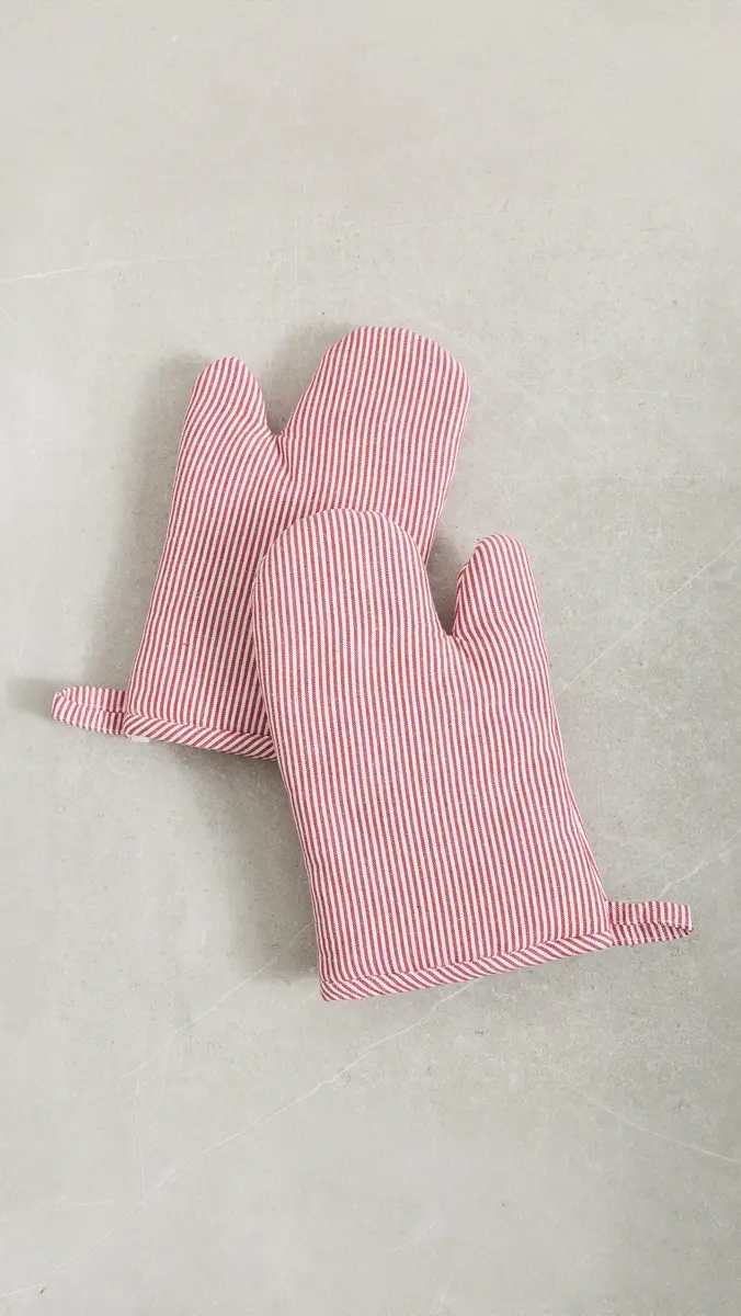 Weezie Oven Mitts Pair | Thumbnail 2