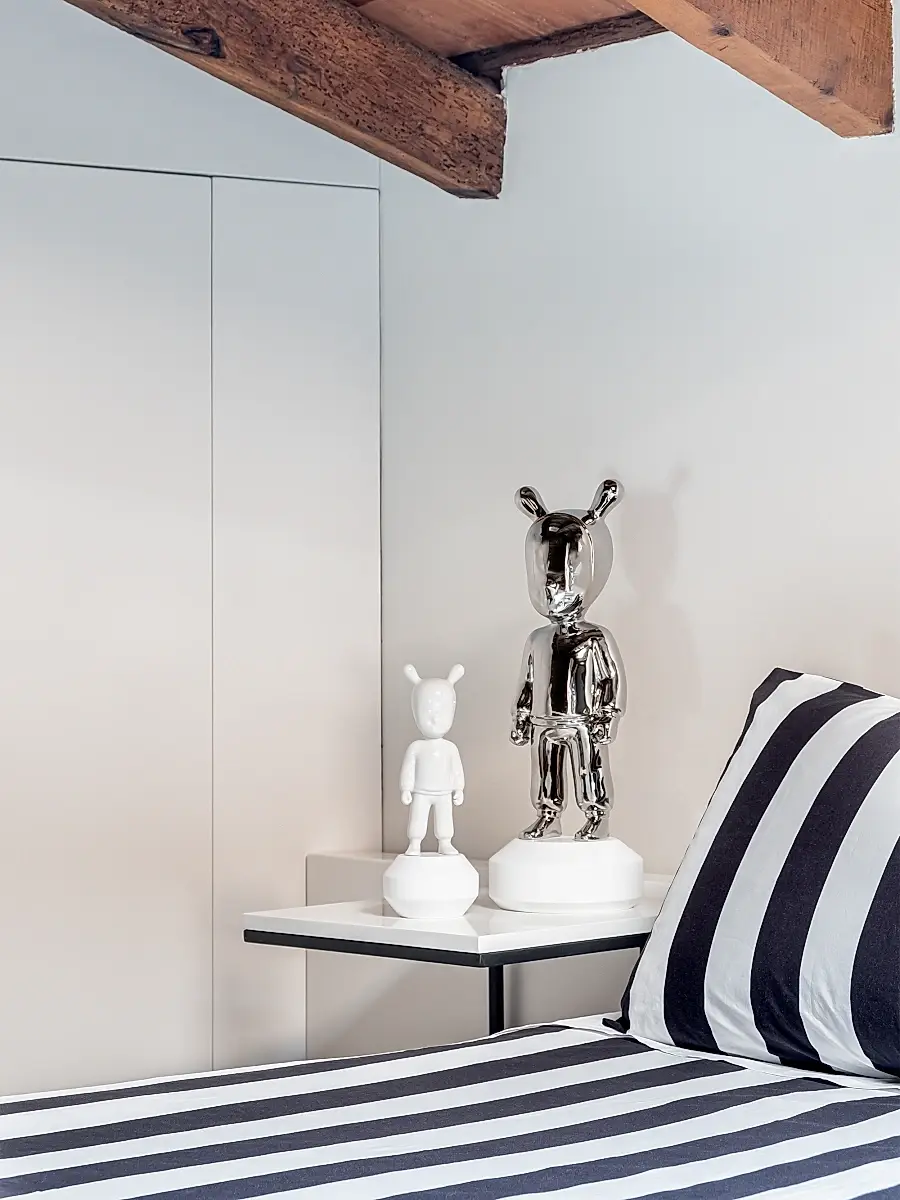Lladro The Guest The Silver Guest Big Sculpture | Thumbnail 2 Lladro The Guest The Silver Guest Big Sculpture | Thumbnail 2