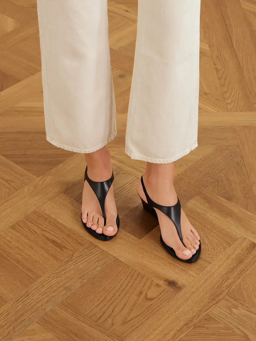 aeyde Roose Leather Thong Sandals | Thumbnail 2