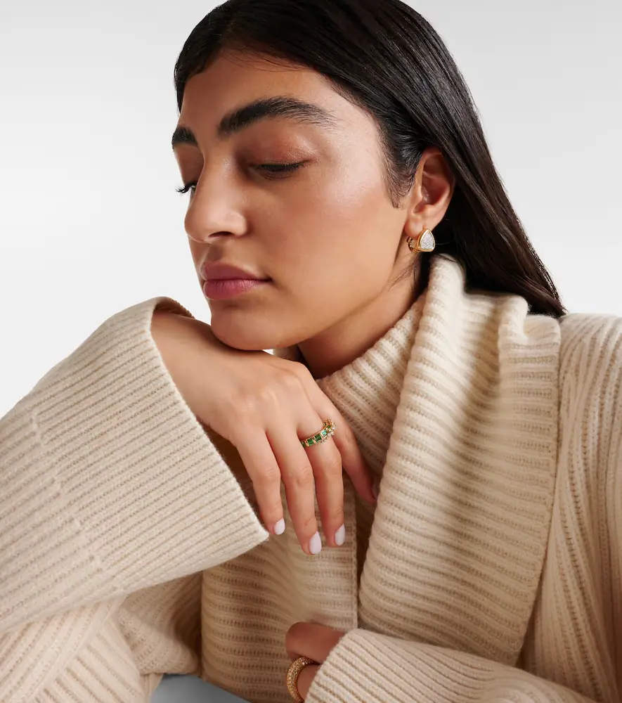 Ananya Scatter 18kt gold ring with emeralds and diamonds | Thumbnail 4