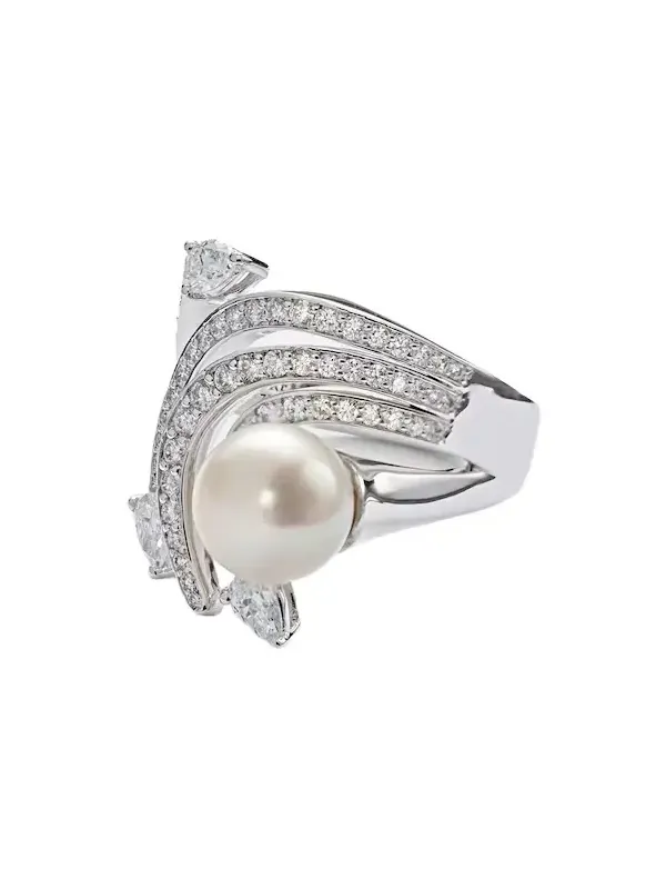 Pearlescent 18kt white gold ring with diamonds and pearl