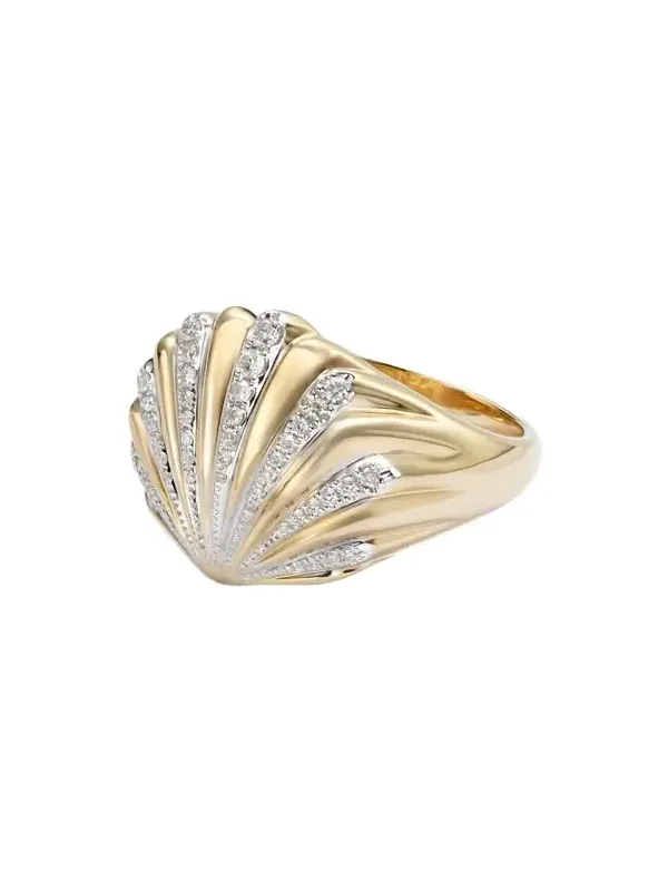 Yvonne Léon Chevalière Coquillage 18kt gold ring with diamonds