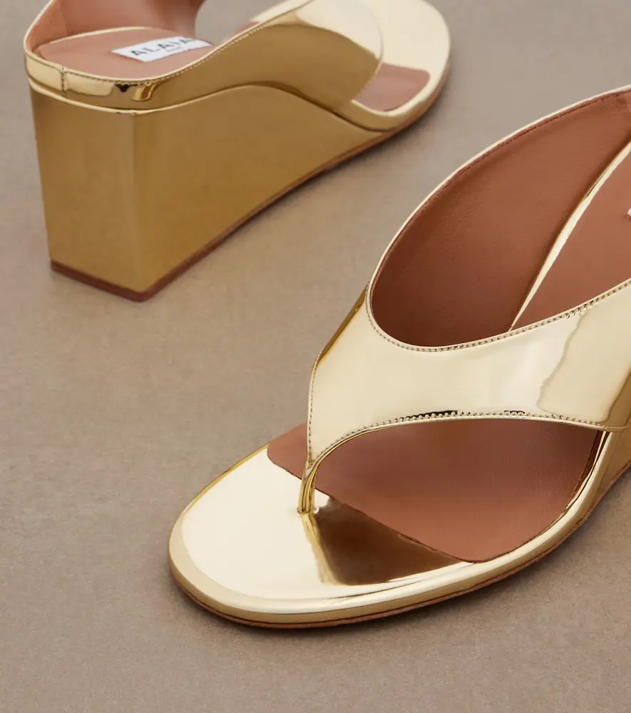 Alaïa Alaïa Cube metallic wedge thong sandals | Thumbnail 3