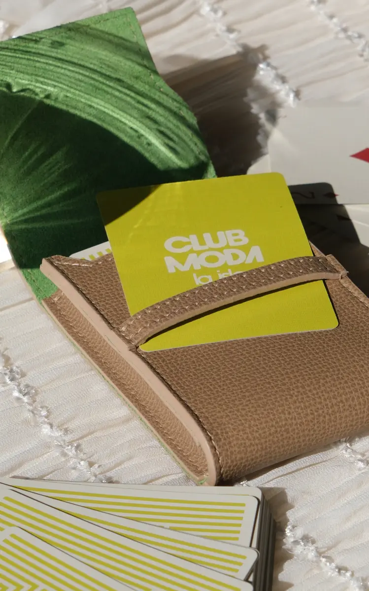Throwing Doubles Exclusive La Isla Leather Playing Card Set | Thumbnail 4