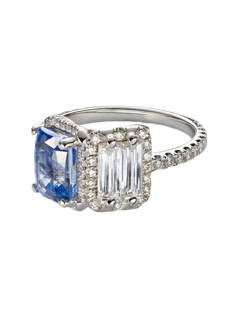 18kt white gold ring with sapphire and diamonds 18kt white gold ring with sapphire and diamonds