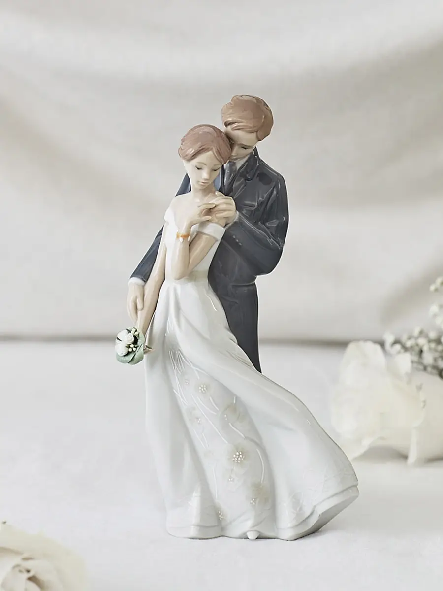 Lladro Everlasting Love Figurine | Thumbnail 2