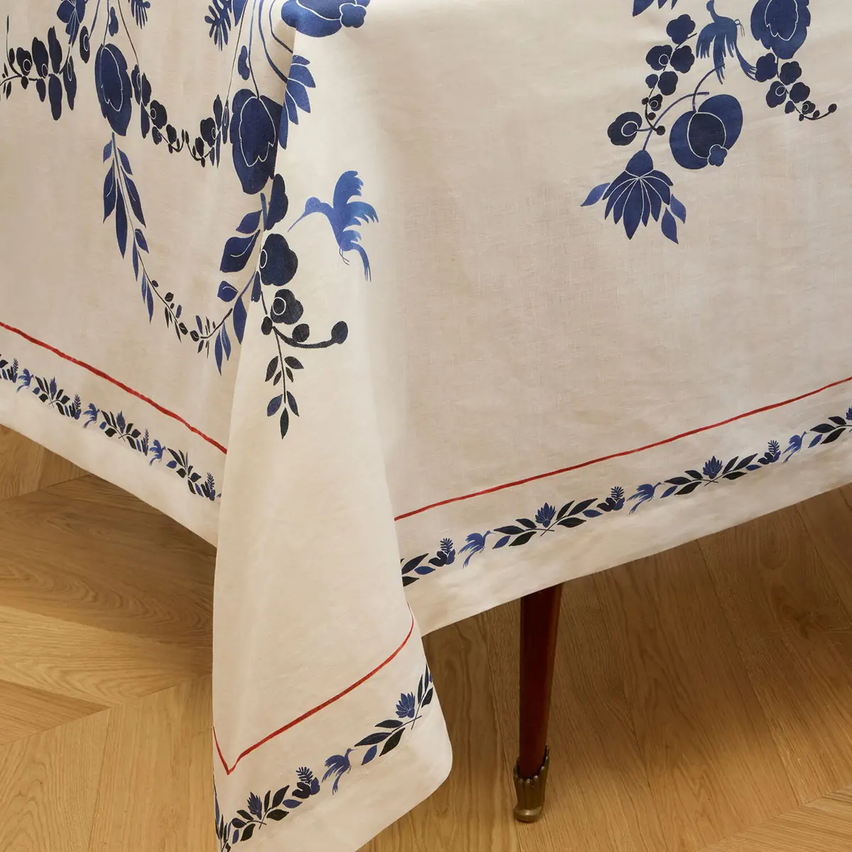 La DoubleJ Medium Tablecloth | Thumbnail 4