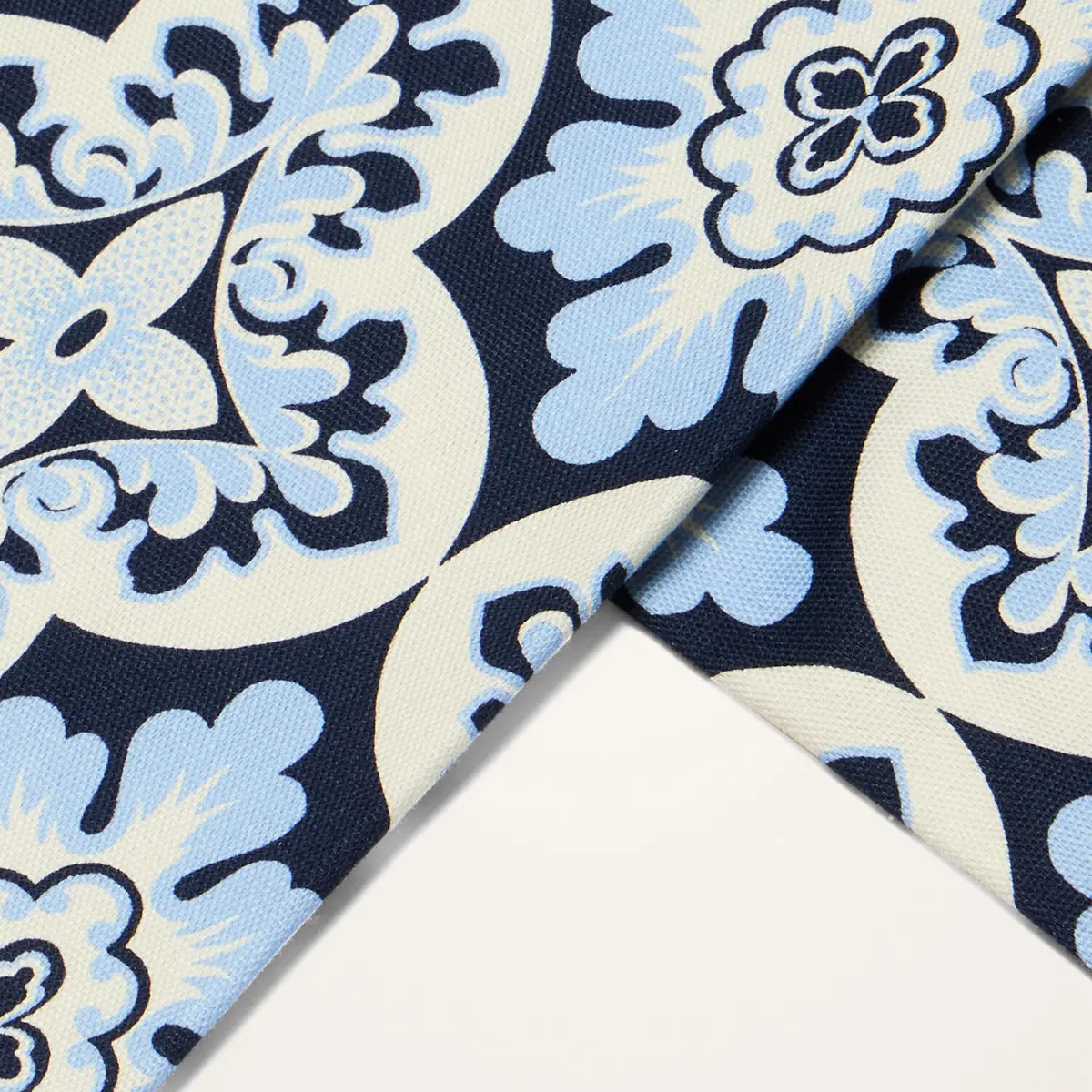 La DoubleJ Large Tablecloth | Thumbnail 3