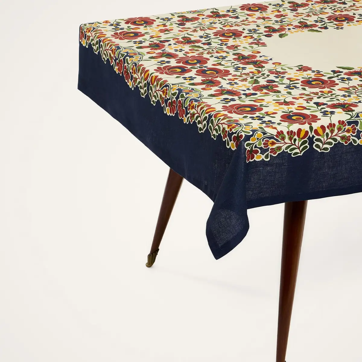 La DoubleJ Large Tablecloth | Thumbnail 2