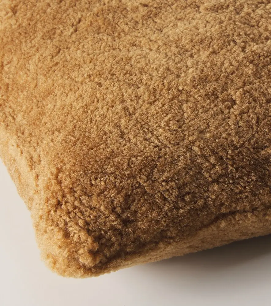 Maison de Vacances Shearling cushion | Thumbnail 6