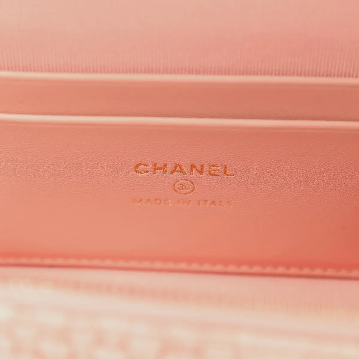 Chanel Chanel Top Handle Long Vanity Case with Chain Light Pink Braided Raffia Light Gold Hardware | Thumbnail 9 Chanel Chanel Top Handle Long Vanity Case with Chain Light Pink Braided Raffia Light Gold Hardware | Thumbnail 9
