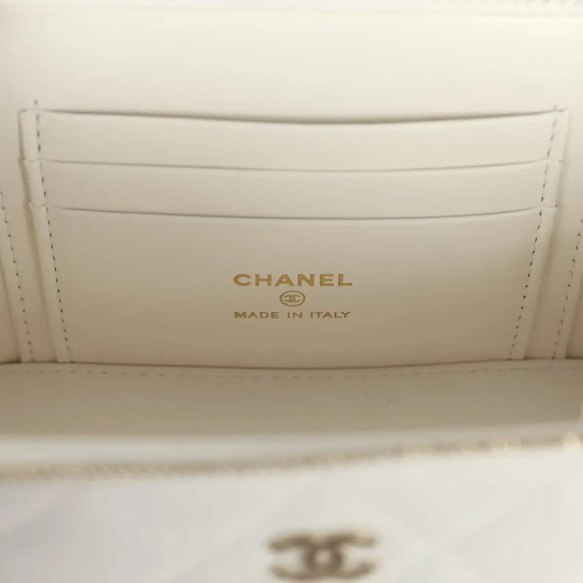 Chanel Chanel Small Vanity Case White Caviar Light Gold Hardware | Thumbnail 9 Chanel Chanel Small Vanity Case White Caviar Light Gold Hardware | Thumbnail 9