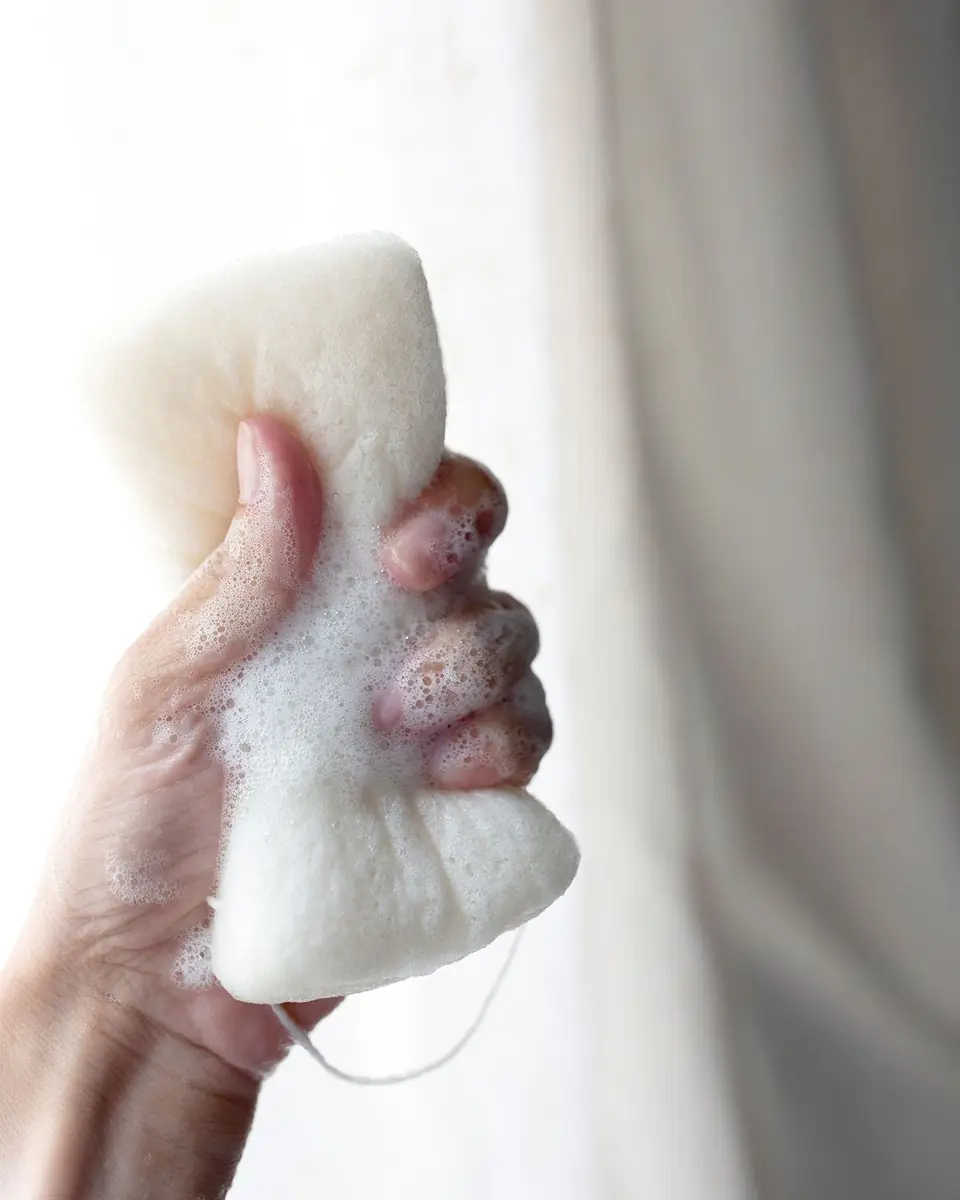 Iles Formula Hair + Body Cleanse with Body Sponge | Thumbnail 7 Iles Formula Hair + Body Cleanse with Body Sponge | Thumbnail 7