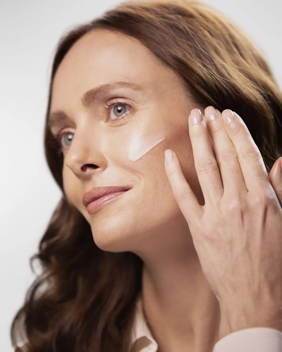 Sisley-Paris Sisleya L 'Integral Anti-Age Radiance Anti-Dark Spot Serum | Thumbnail 3