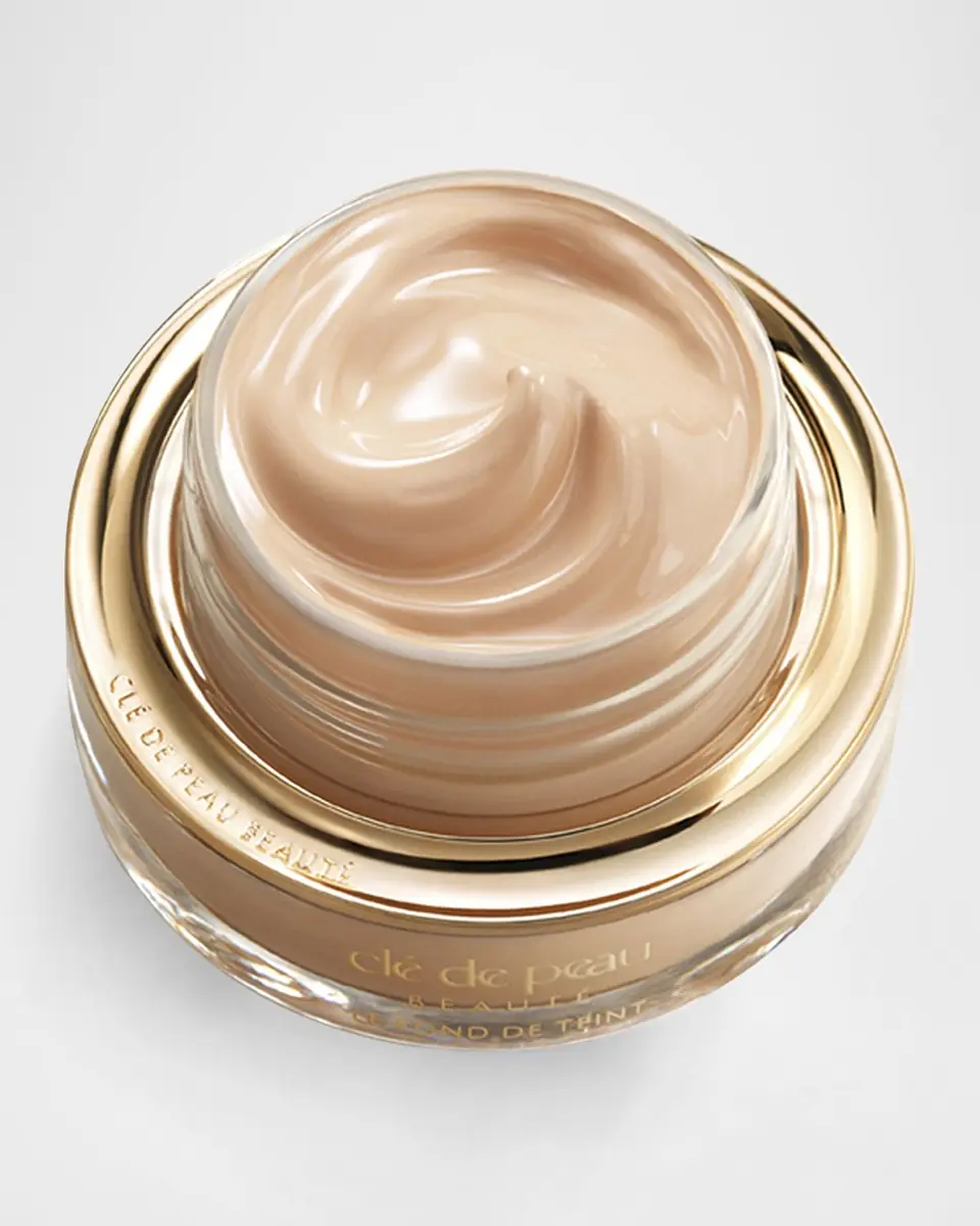 CLÉ DE PEAU BEAUTÉ The Foundation, SPF 22, 1 oz. | Thumbnail 3 CLÉ DE PEAU BEAUTÉ The Foundation, SPF 22, 1 oz. | Thumbnail 3