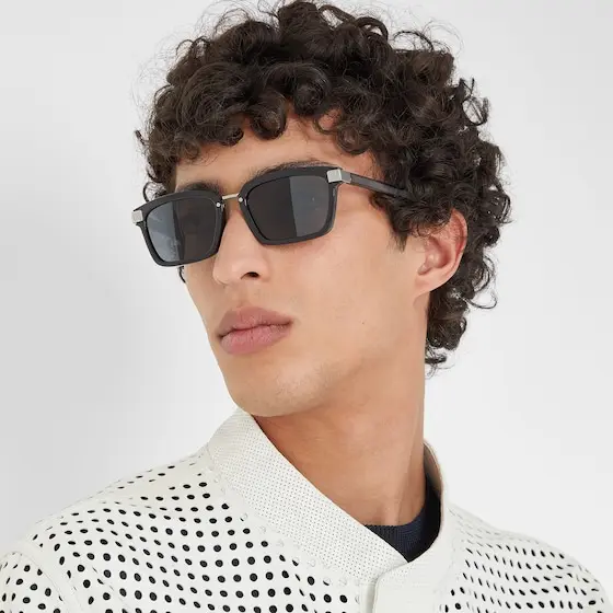 Fendi Square sunglasses made of black acetate, featuring hinges | Thumbnail 4