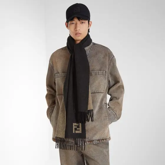 Fendi Rectangular scarf with fringed motif on the short sides | Thumbnail 4