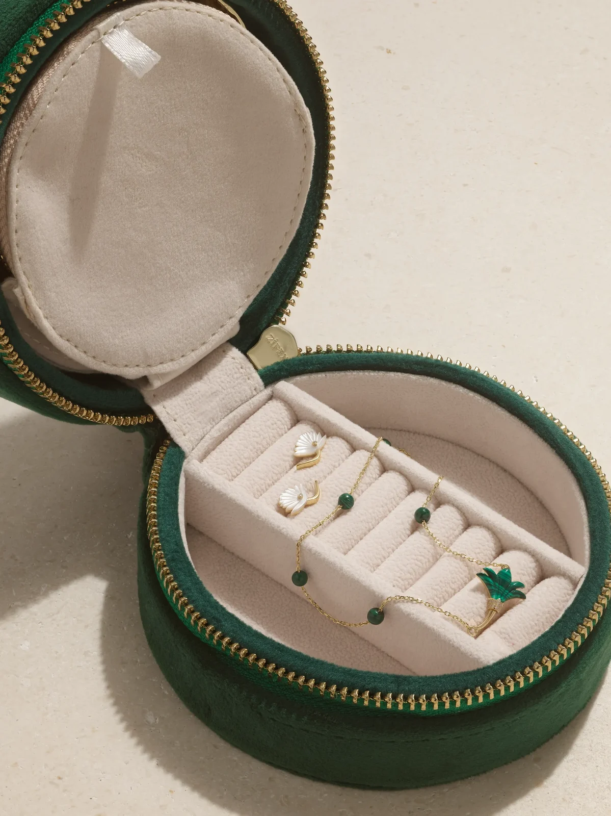 18-karat Gold Diamond Jewelry Set 18-karat Gold Diamond Jewelry Set