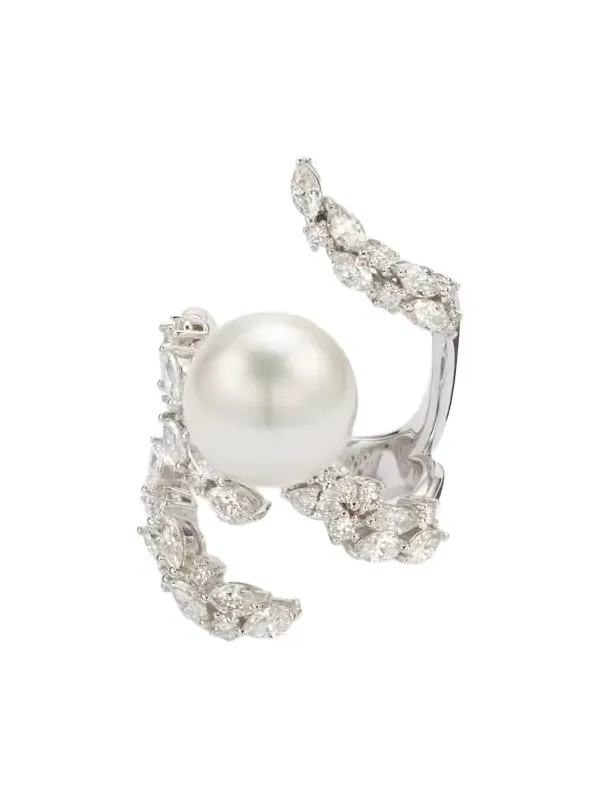 Pearlescent 18kt white gold ring with freshwater pearl and diamonds Pearlescent 18kt white gold ring with freshwater pearl and diamonds