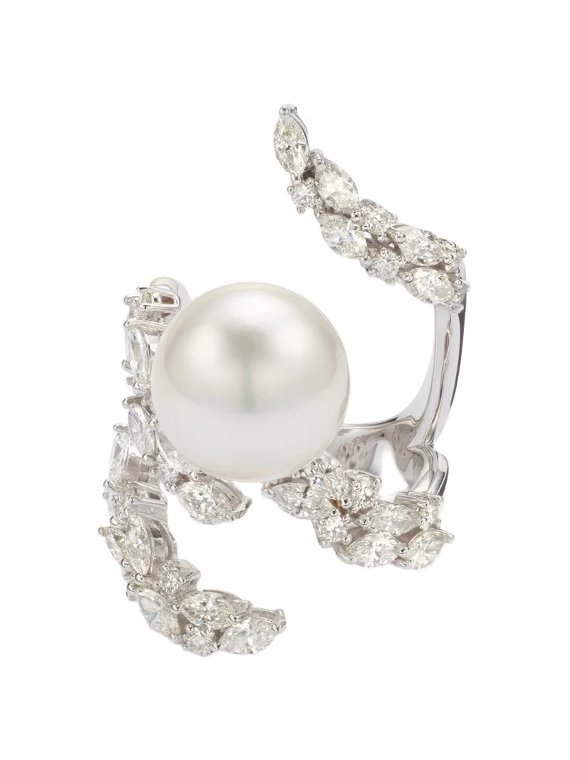 Pearlescent 18kt white gold ring with freshwater pearl and diamonds Pearlescent 18kt white gold ring with freshwater pearl and diamonds